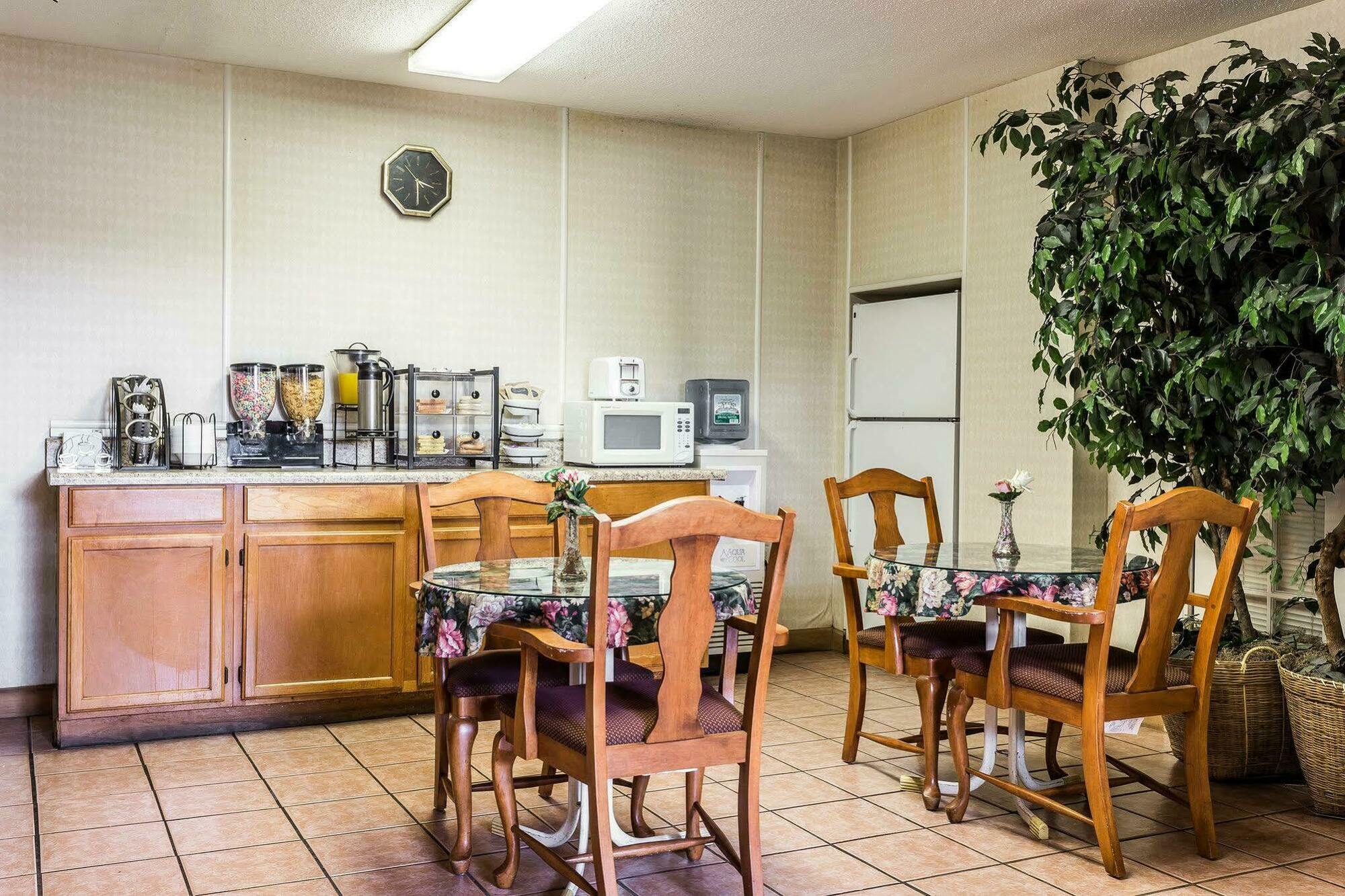 Econo Lodge Inn & Suites Matthews - Charlotte Exteriör bild